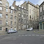 Joivy 3 Bed Flat In Old Town, Close To Grassmarket