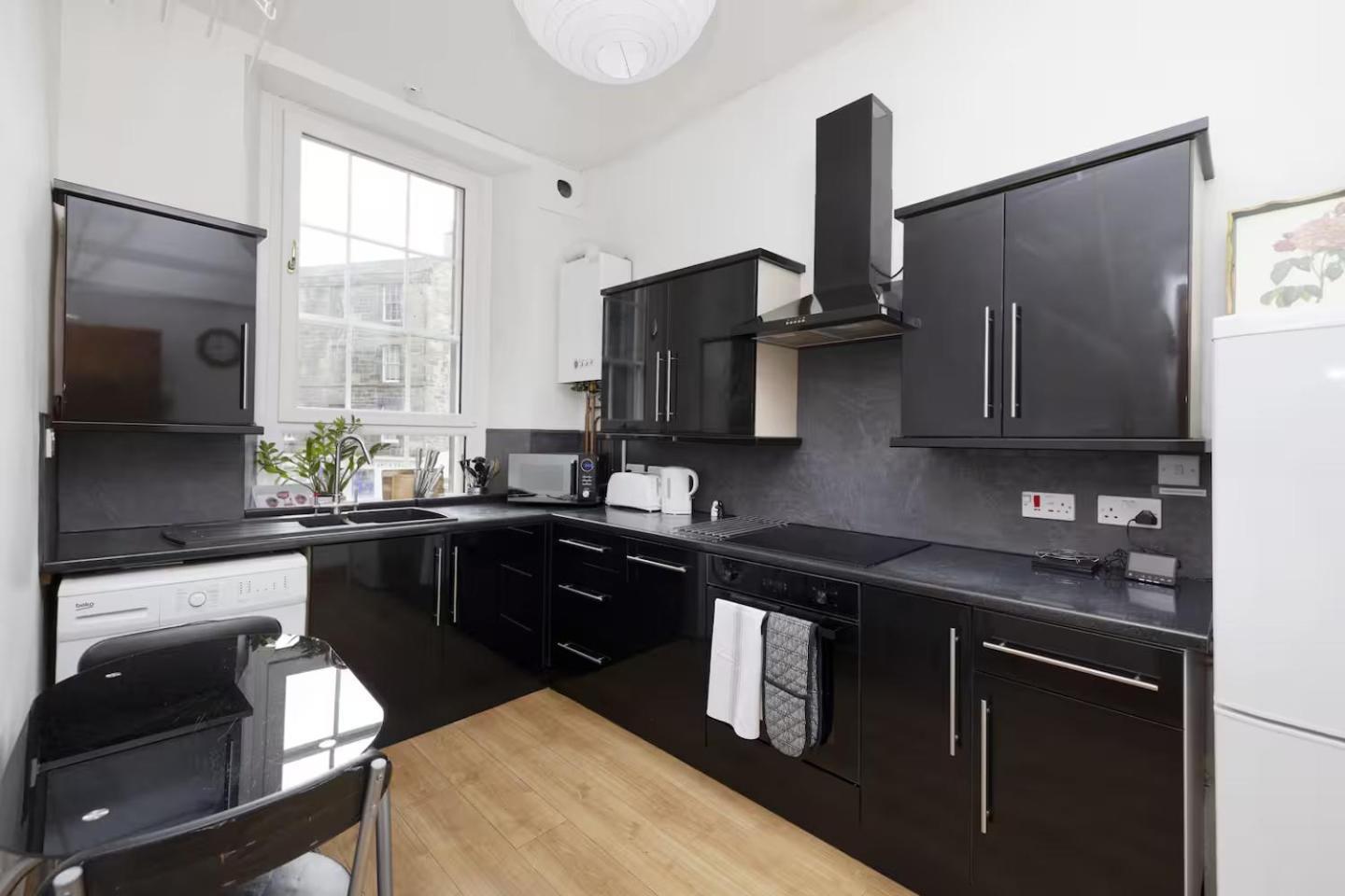 Joivy 3 Bed Flat In Old Town, Close To Grassmarket